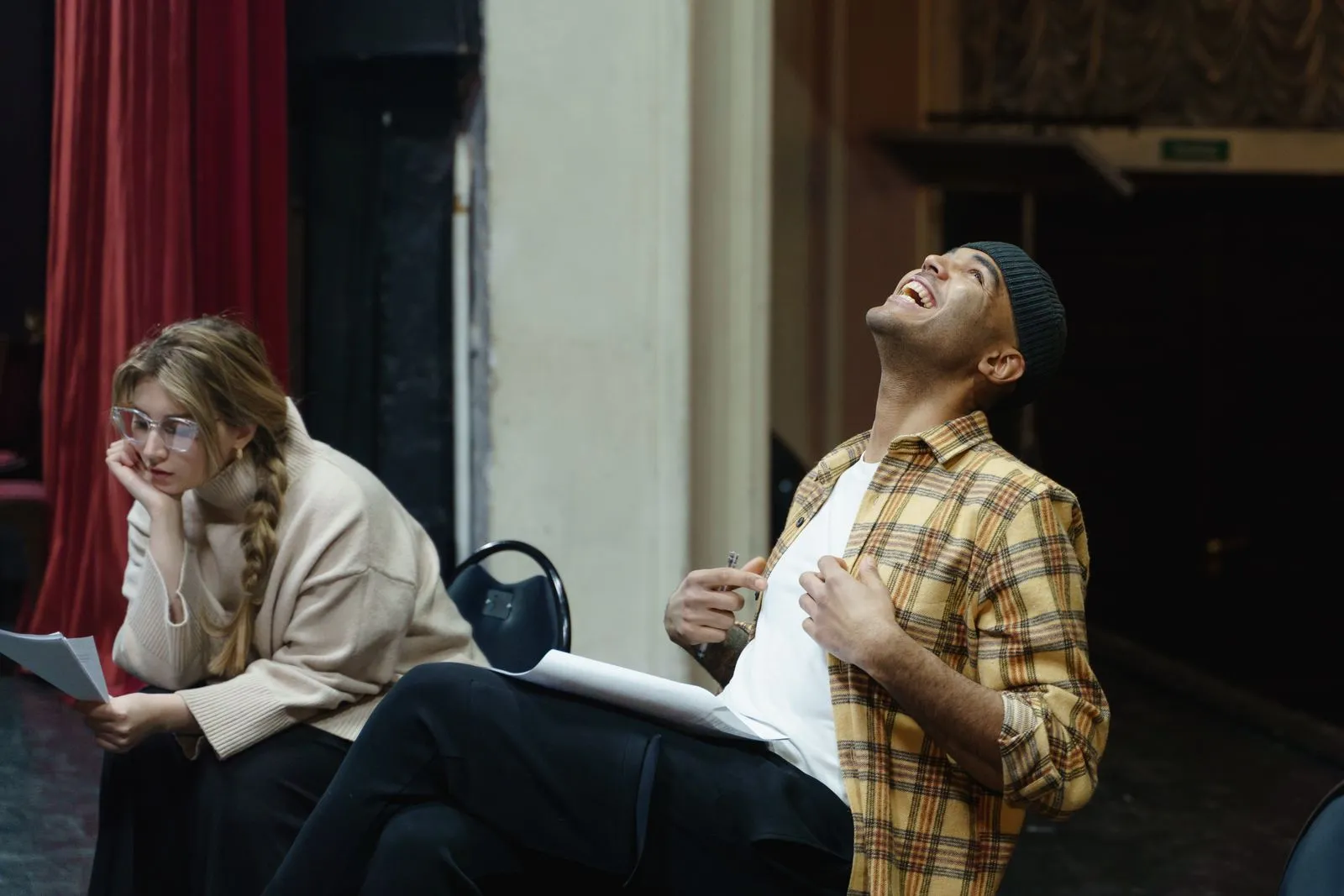 Dos actores ensayan una escena en un teatro