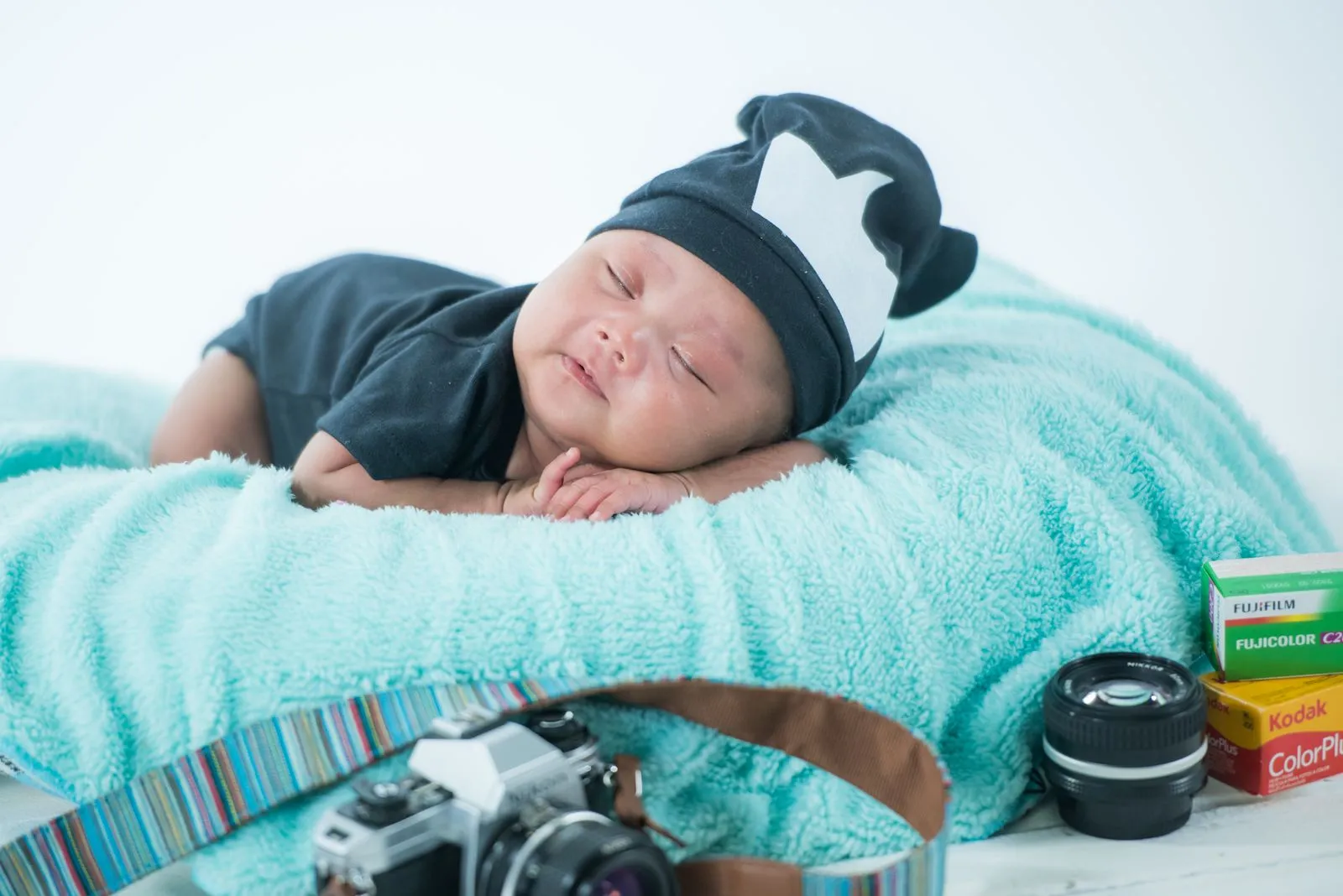Bebé dormido en una sesión de fotos en estudio, con la cámara al lado