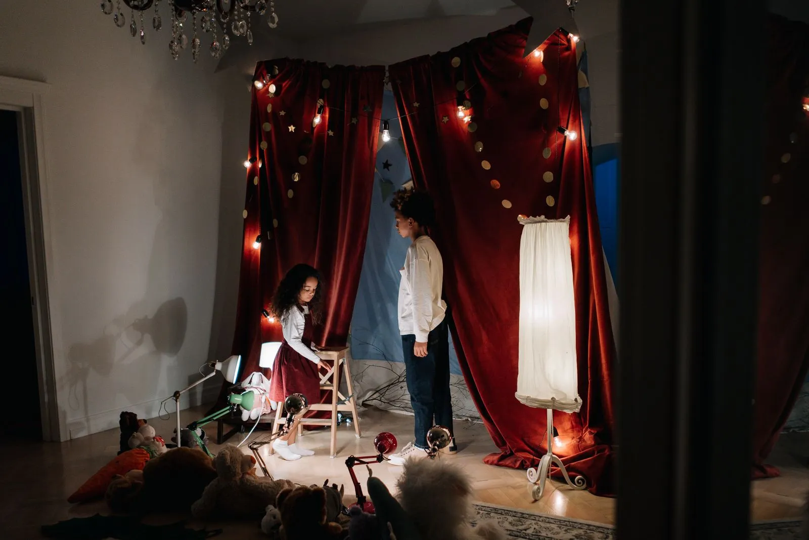 Dos chicos actuando una obra en un teatro casero