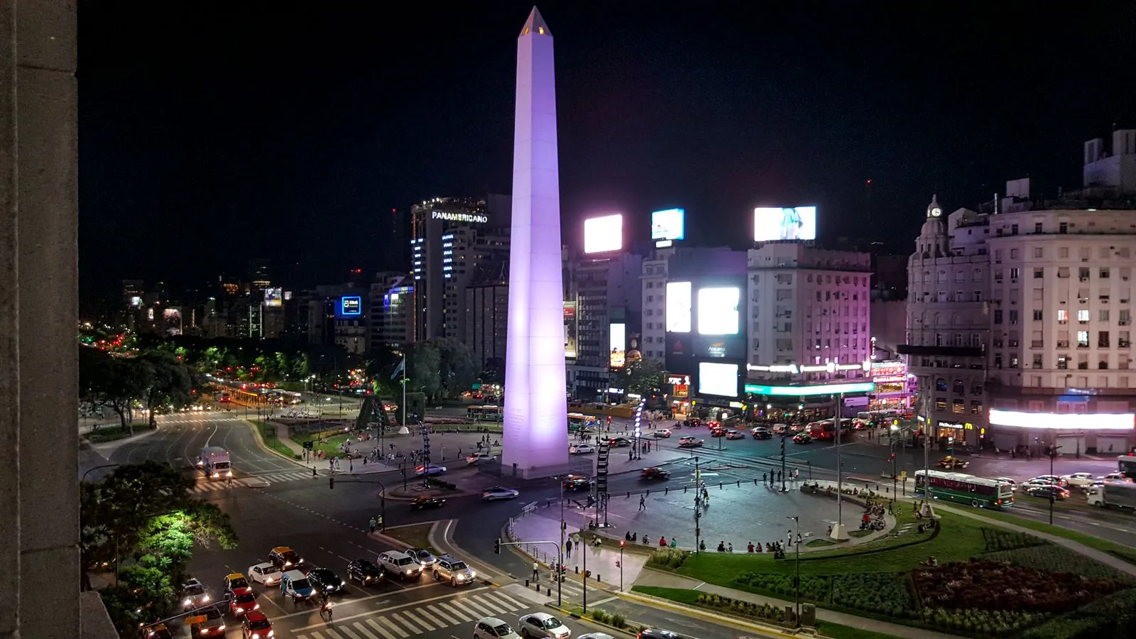 El Obelisco de Buenos Aires iluminado de noche