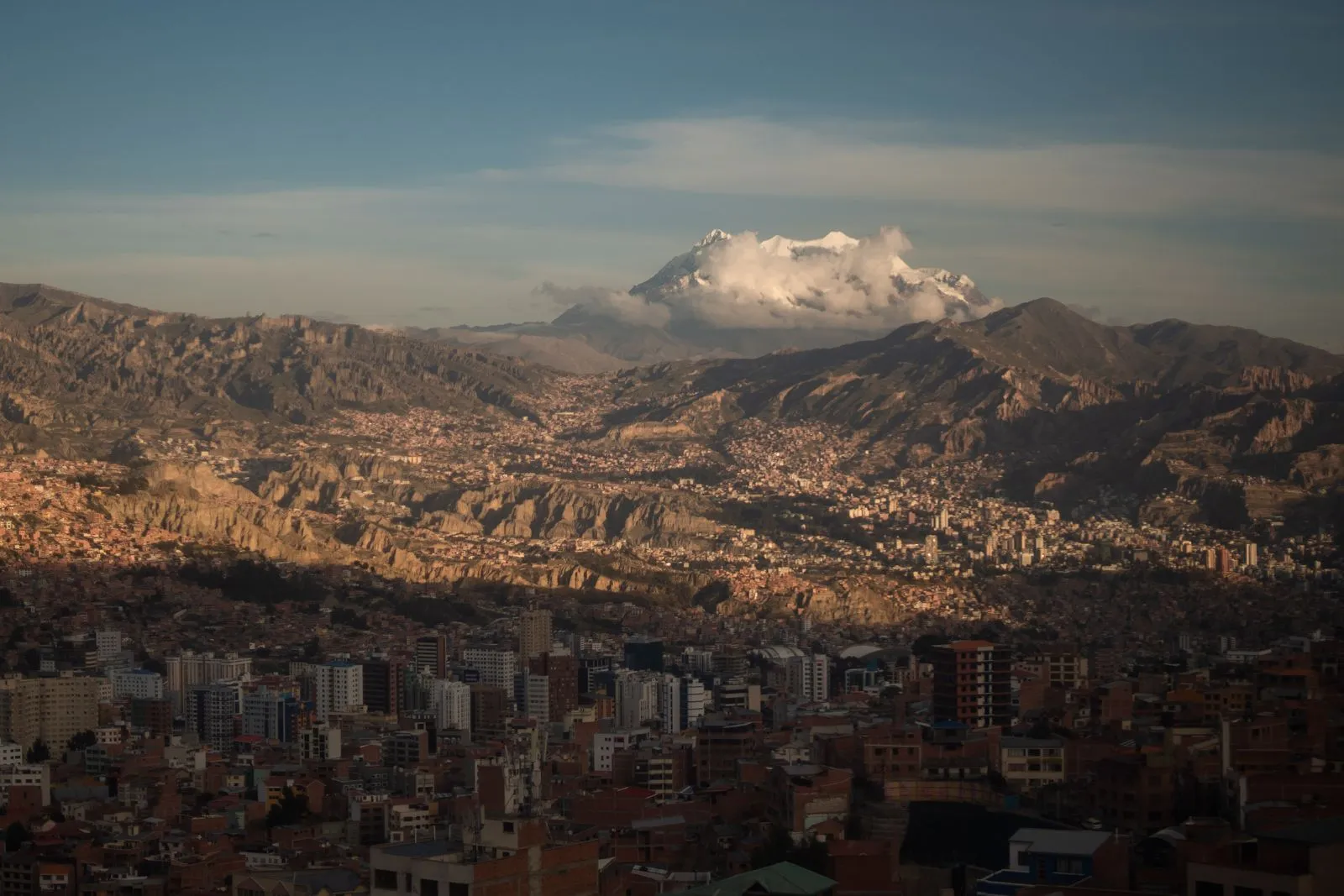 La Paz, Bolivia, con el Illimani de fondo