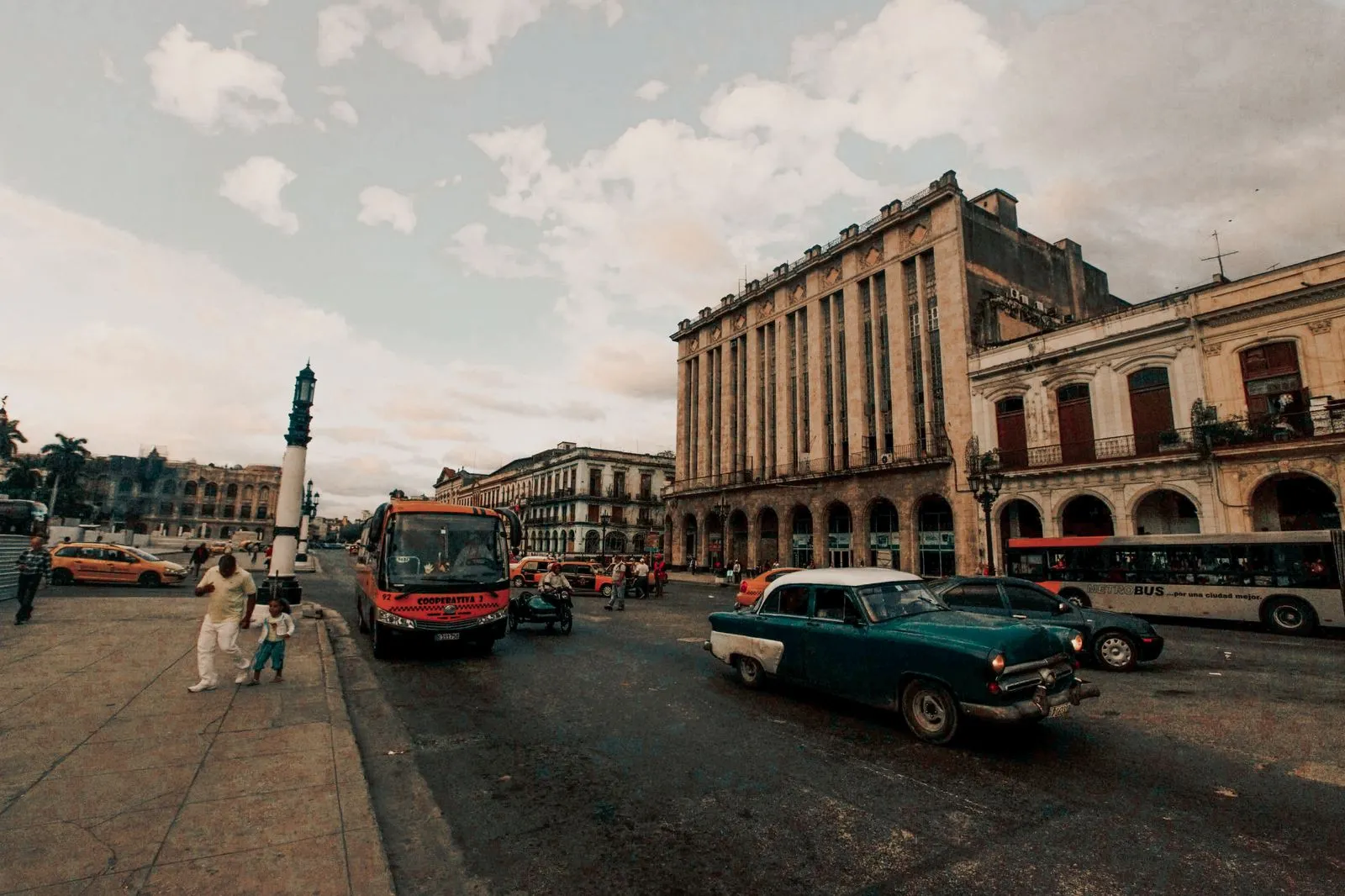 Una calle de La Habana con autos antiguos