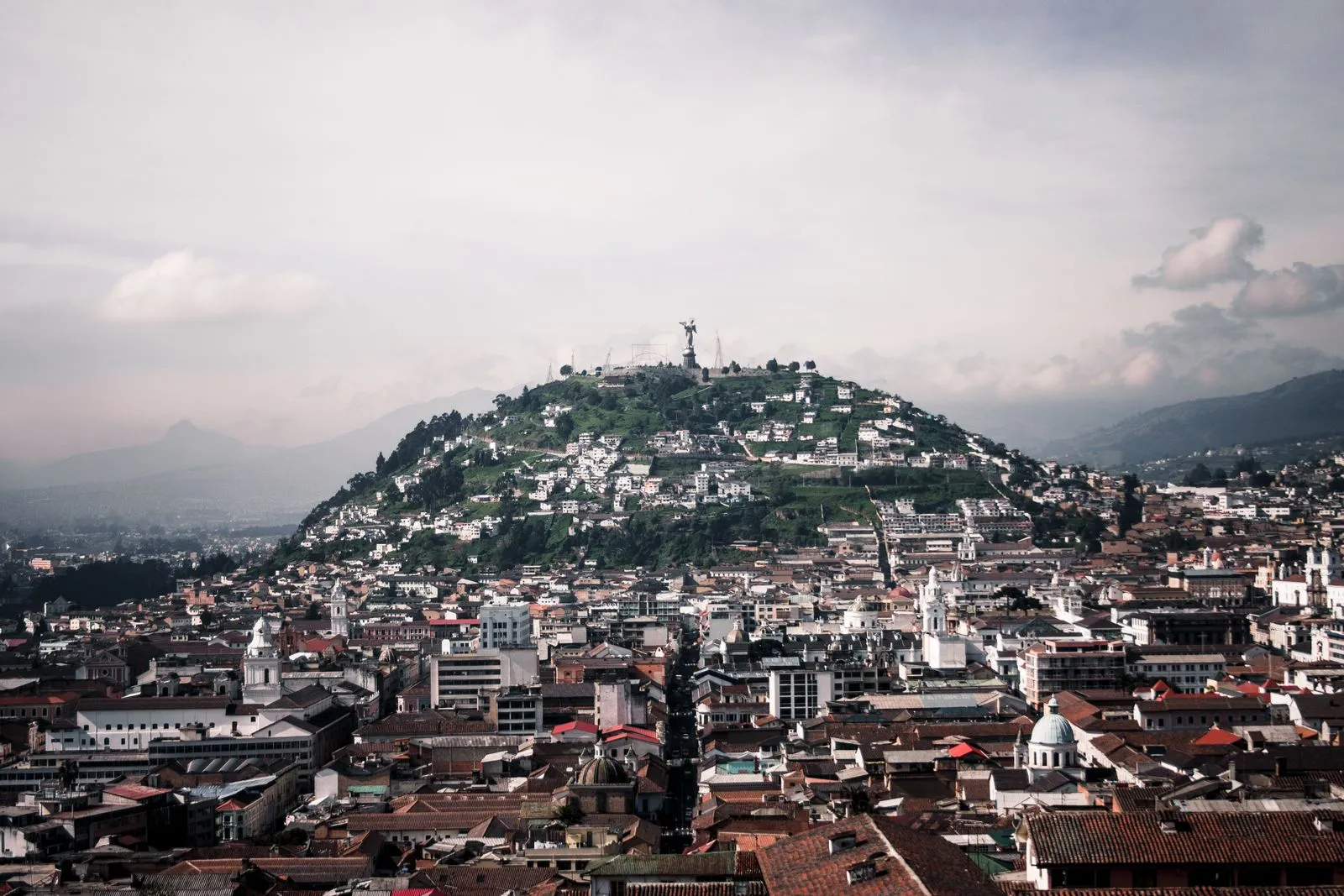 Quito y el cerro El Panecillo desde el aire