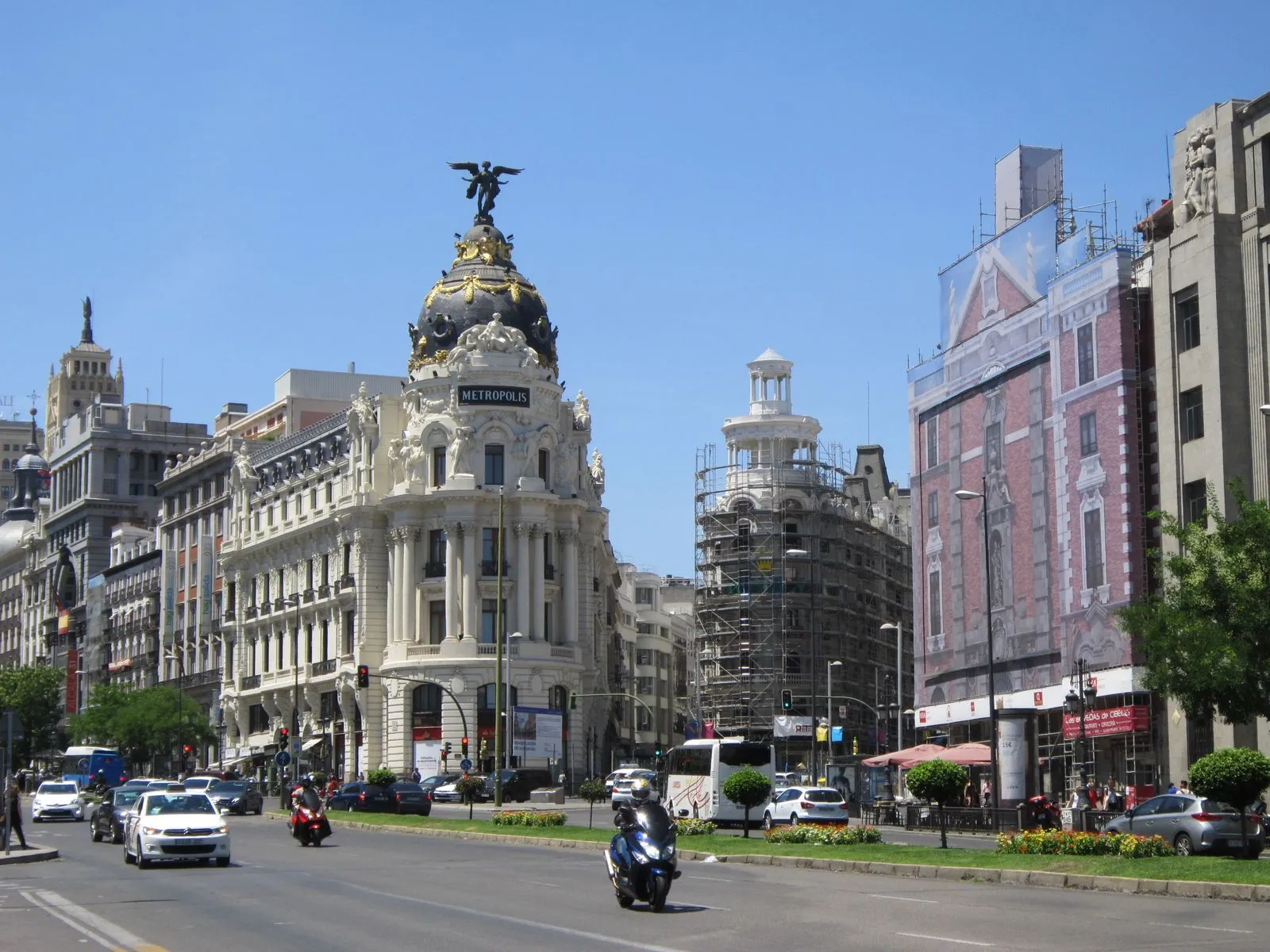El edificio Metrópolis y la Gran Vía de Madrid