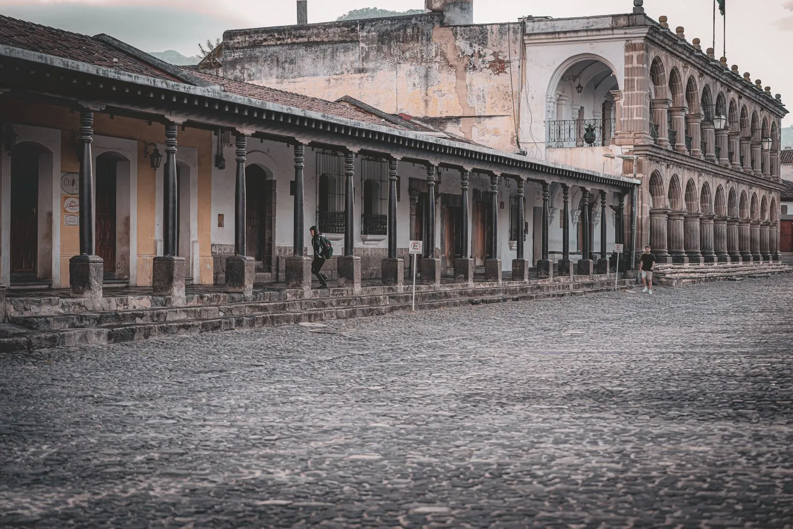 Arcos coloniales y calle empedrada en Antigua Guatemala