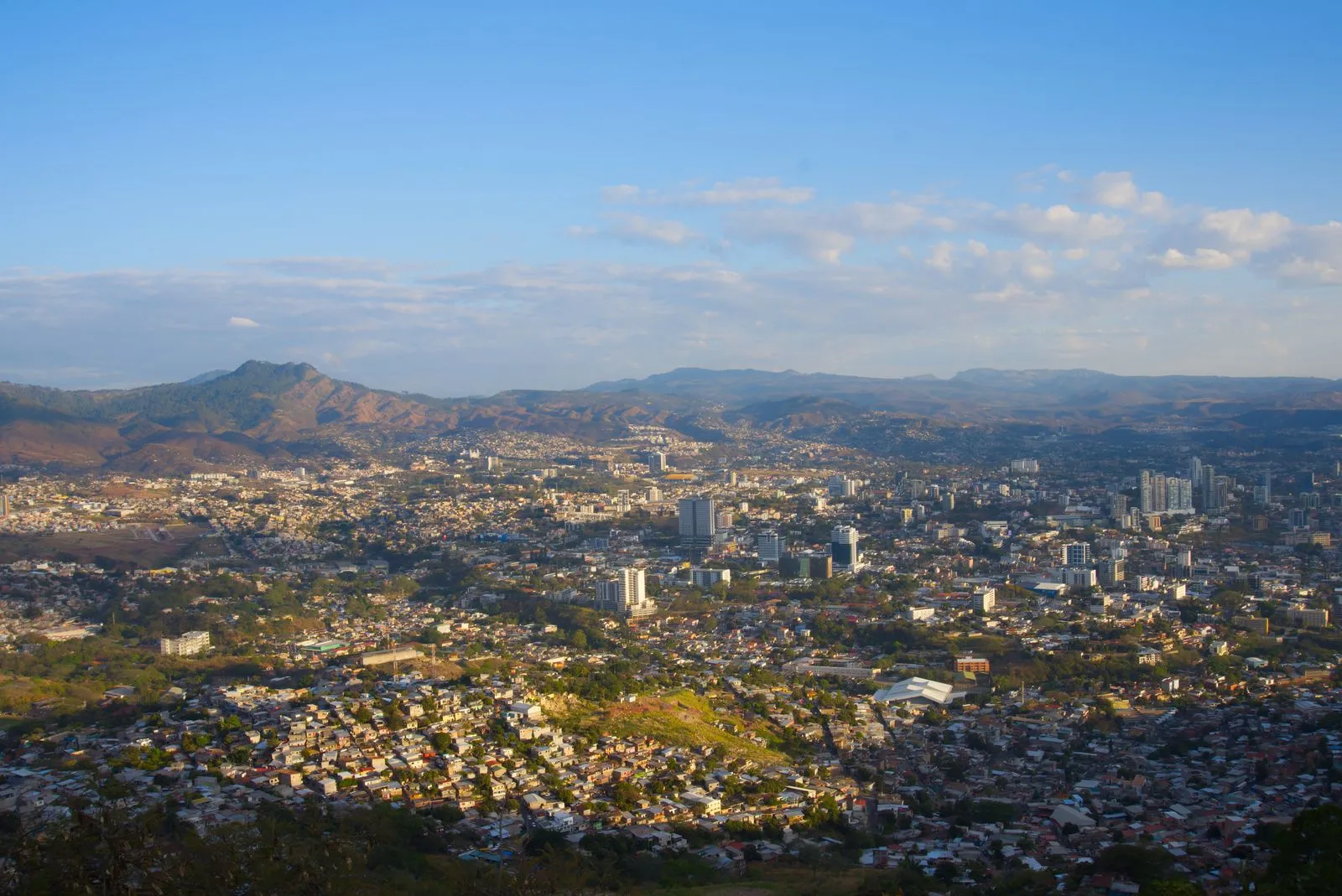 Vista aérea de Tegucigalpa con las montañas de fondo