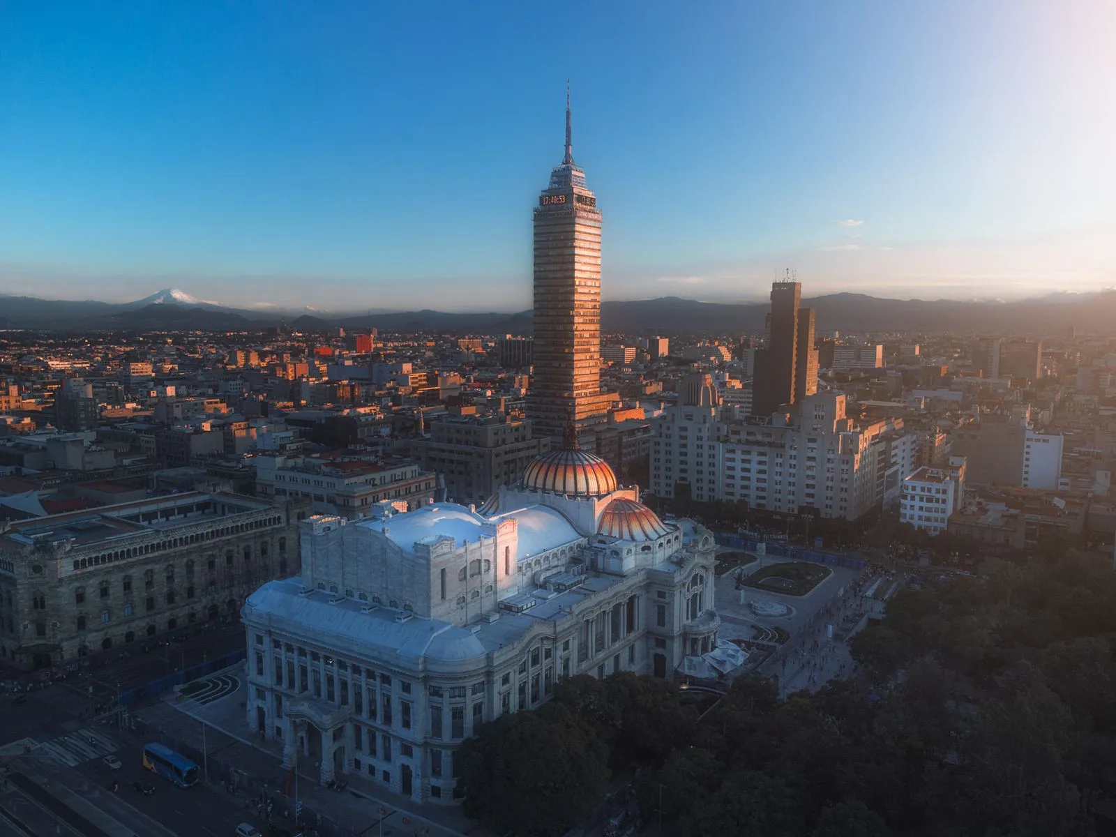 La Ciudad de México al atardecer, con la Torre Latinoamericana