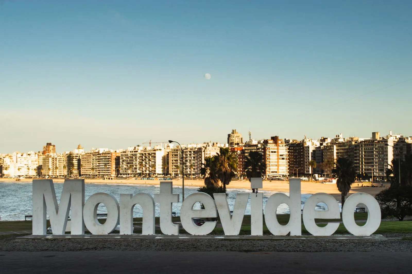 El cartel de Montevideo frente a la rambla
