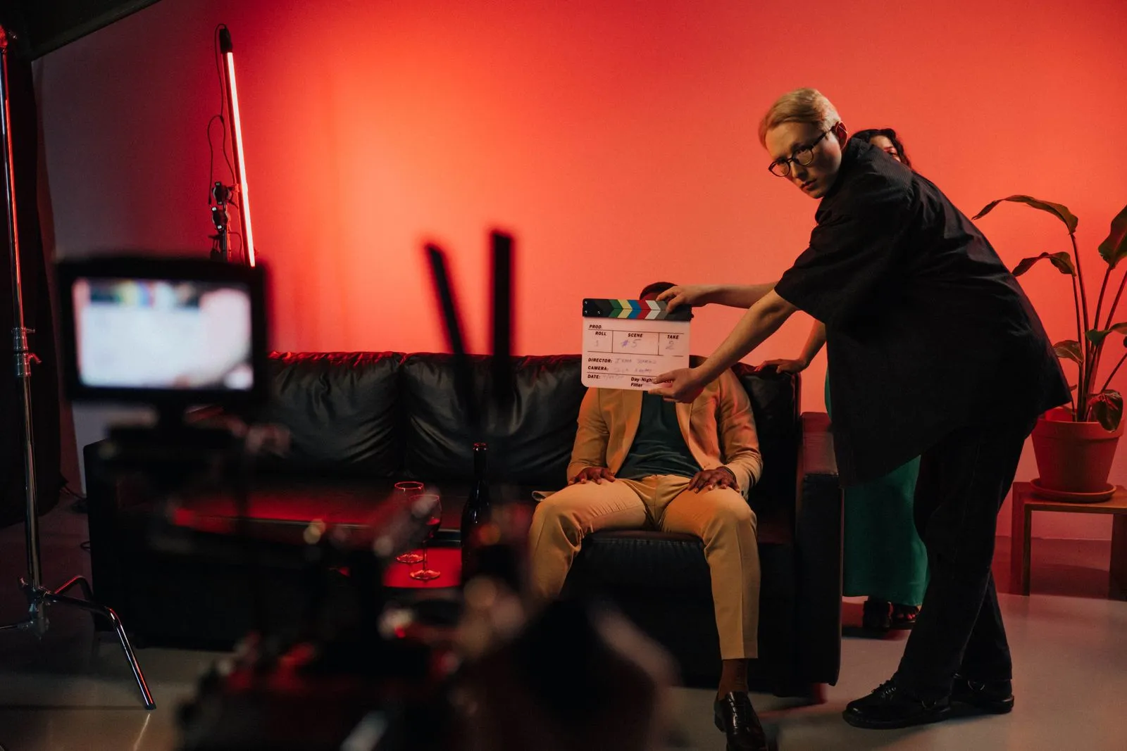 Equipo de producción preparando una escena en un set iluminado