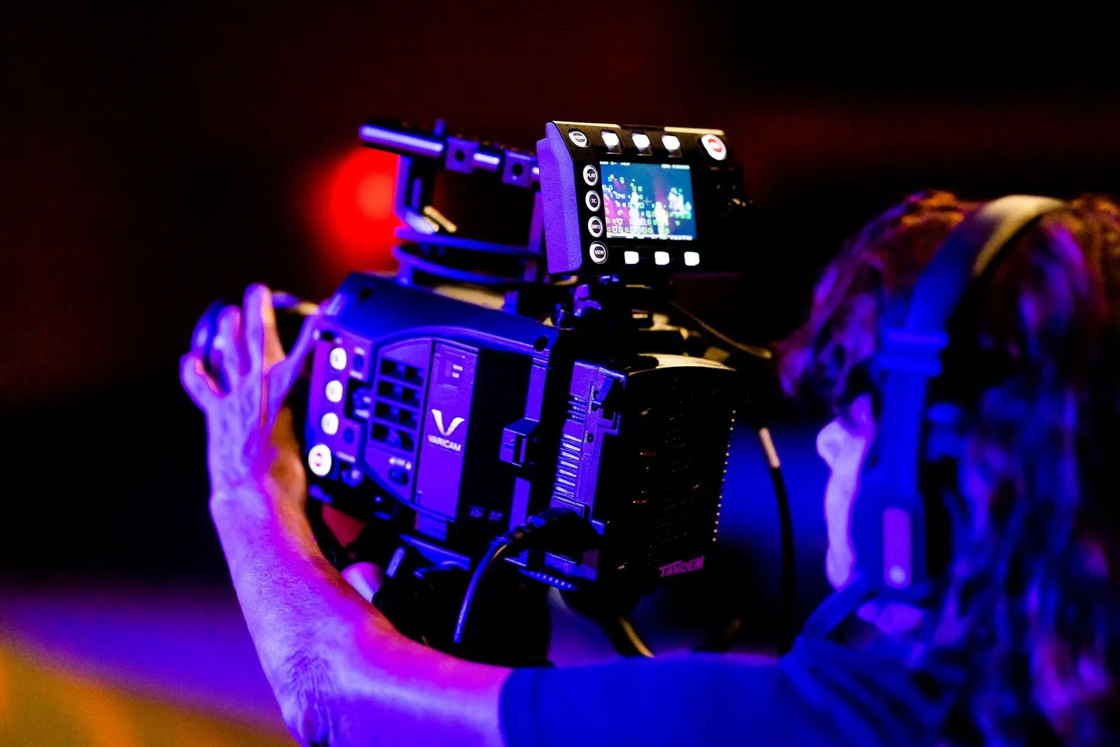 Camarógrafo trabajando en un estudio de televisión