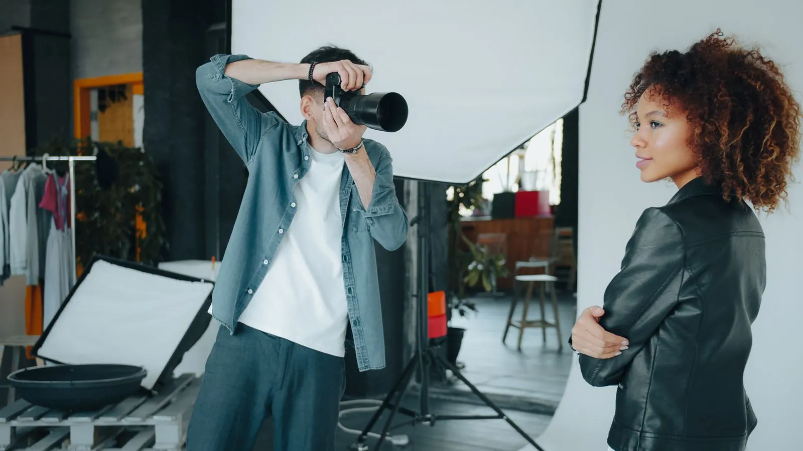 Fotógrafo retratando a una modelo en un estudio