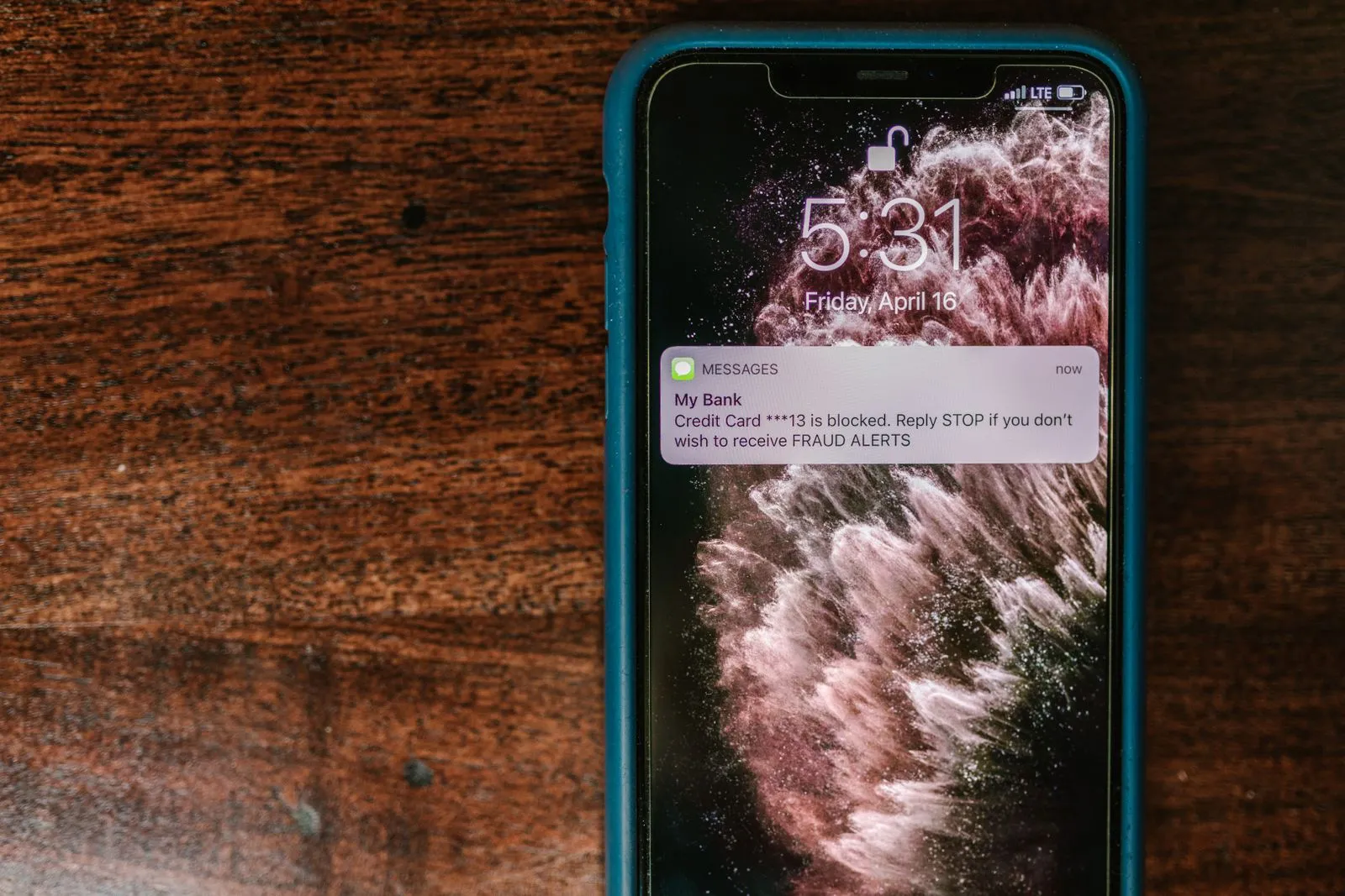 Un celular con un aviso de fraude en la pantalla