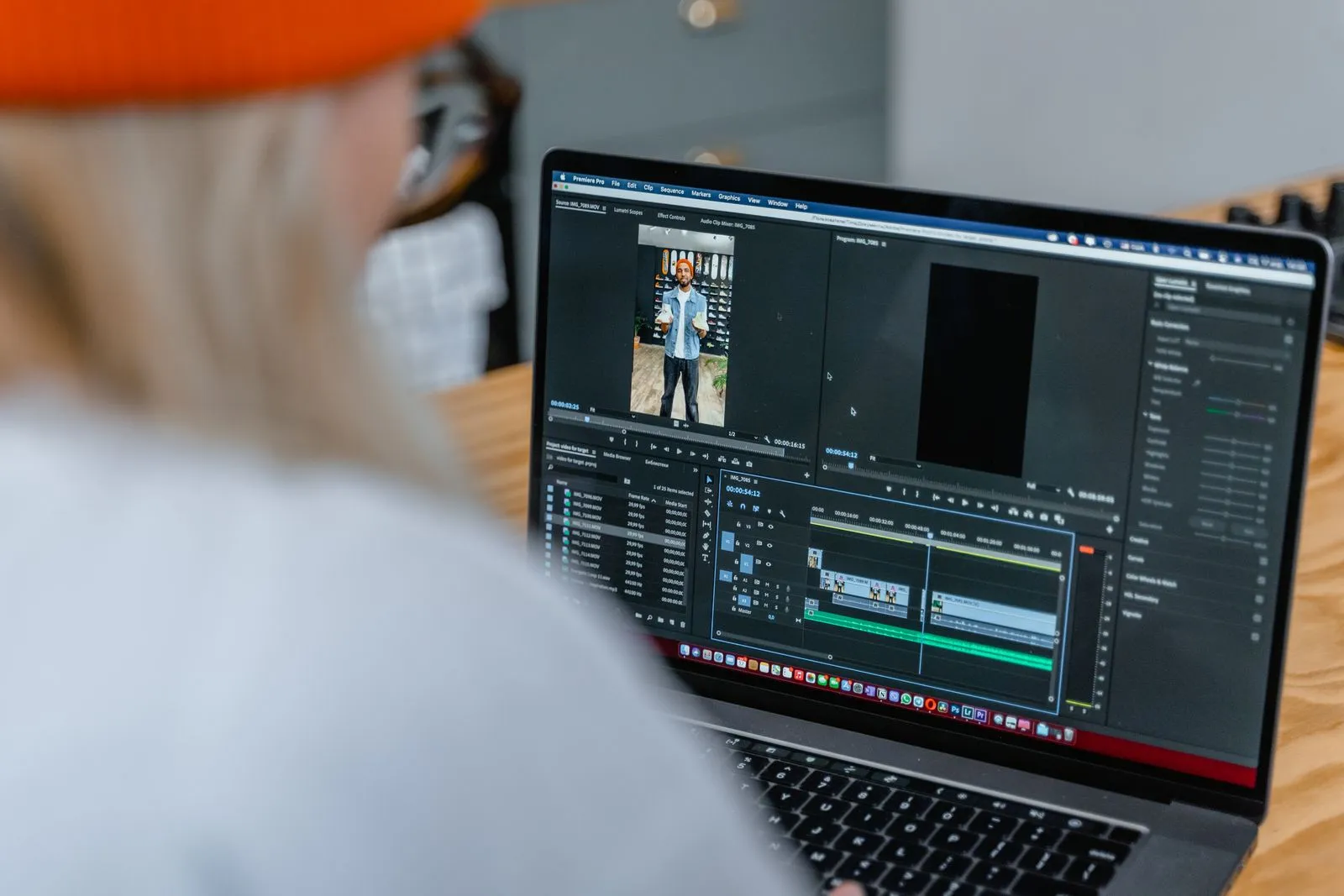 Programa de edición de video en una computadora portátil