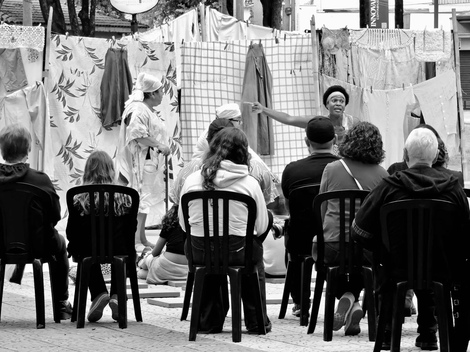 Función de teatro callejero con el público alrededor