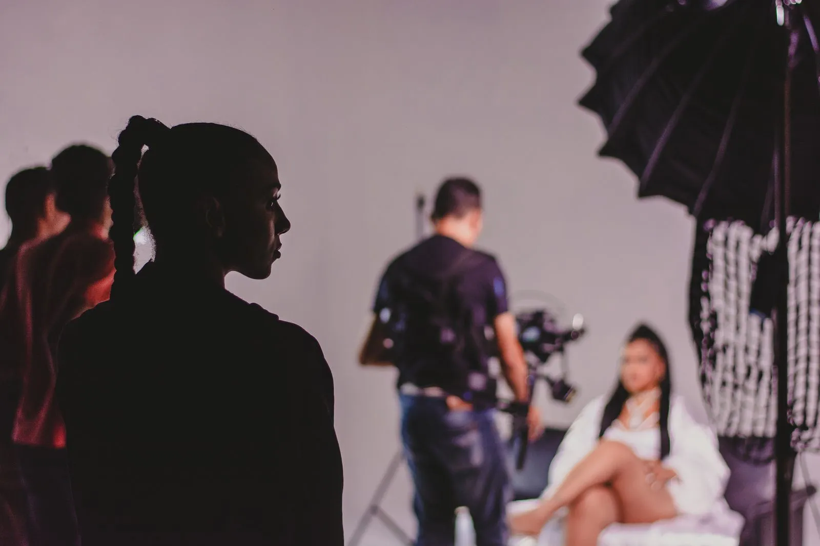 Sesión de fotos de moda con modelos y fotógrafo en un estudio