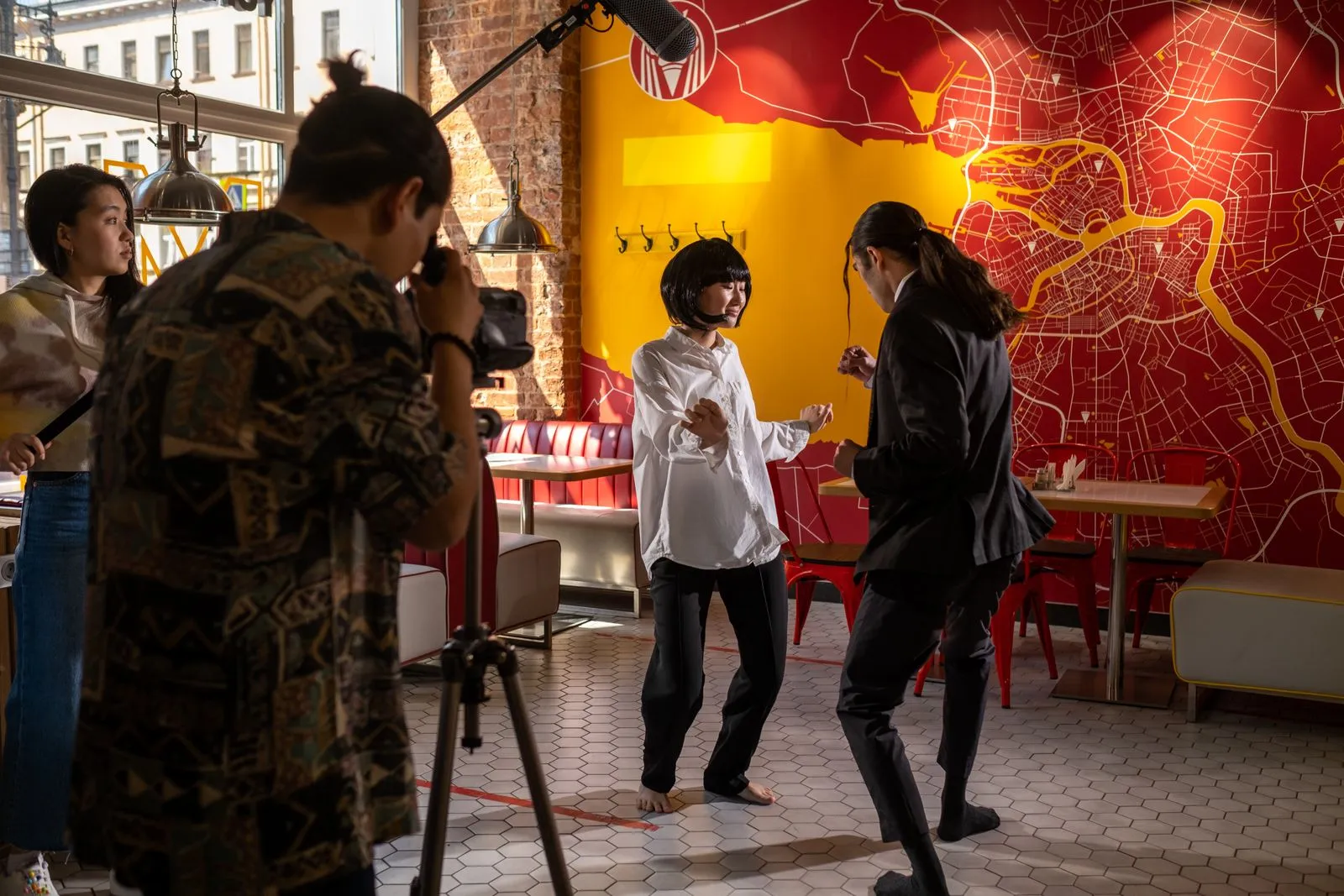 Rodaje de una escena en un café con actores y equipo