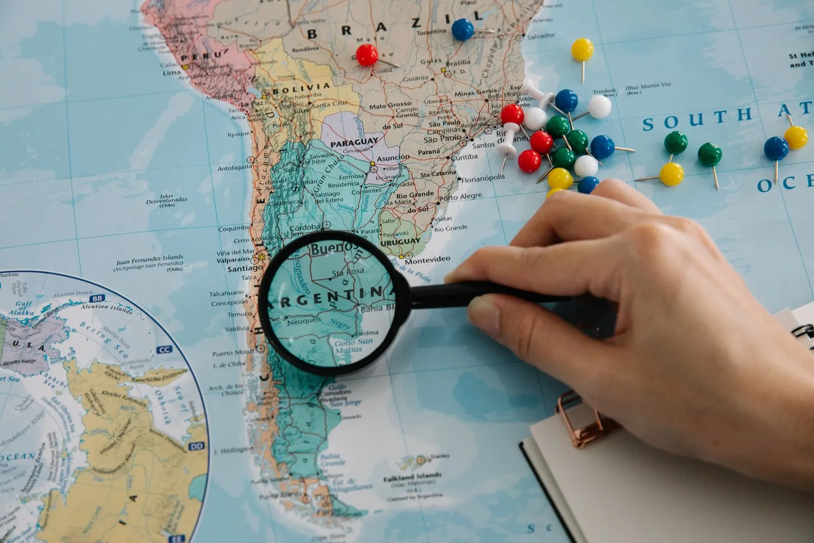 Una lupa sobre un mapa de América del Sur