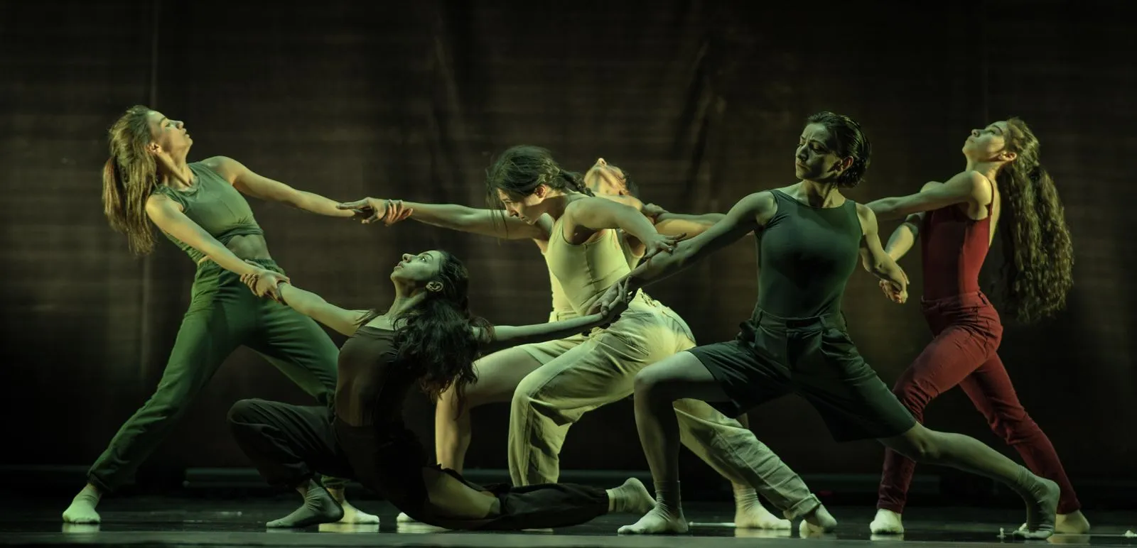 Bailarines contemporáneos en una coreografía dramática