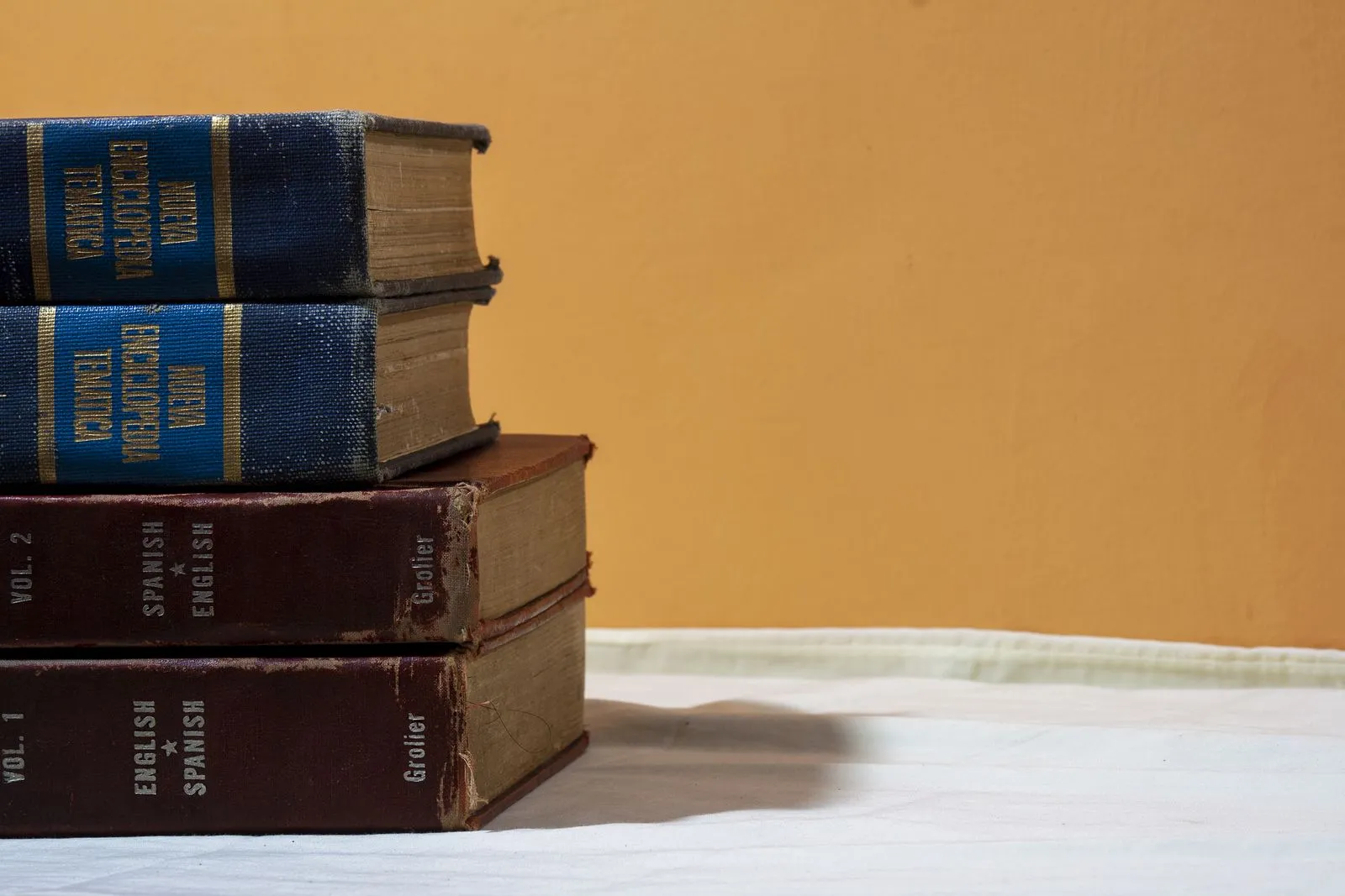 Diccionarios de inglés y español apilados