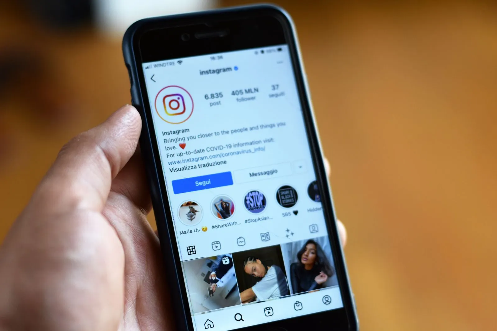 Un celular con un perfil de Instagram en pantalla