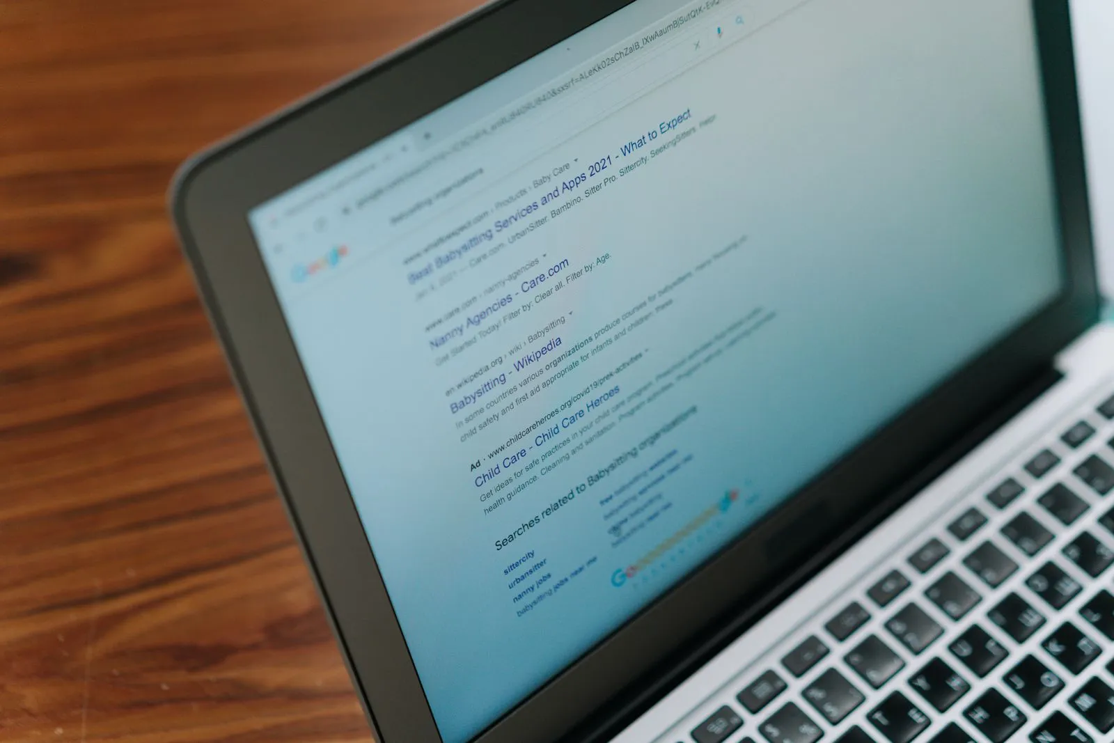 Computadora portátil con un buscador en pantalla