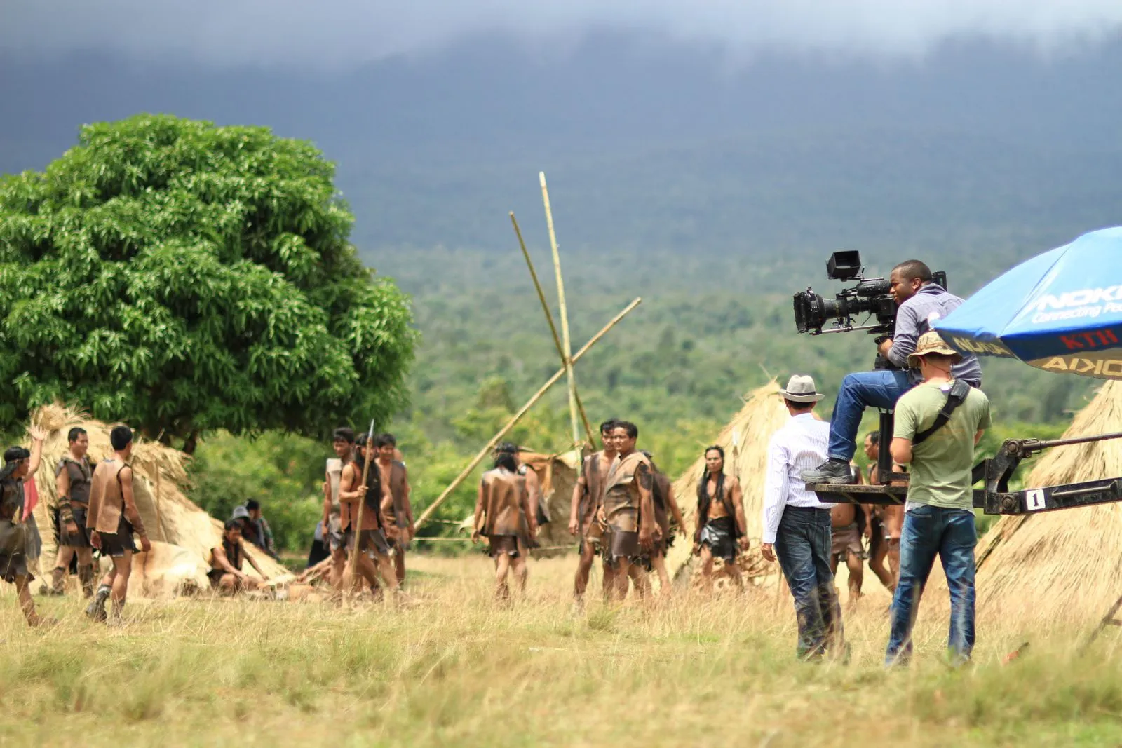 Equipo de filmación grabando una escena en exteriores
