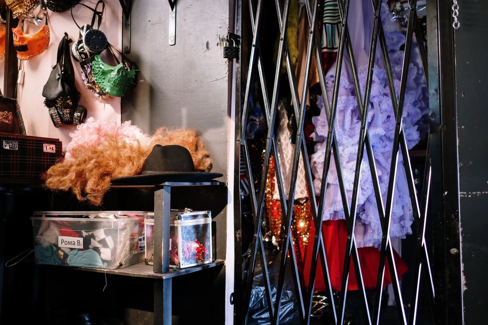Camarín lleno de vestuario, sombreros y pelucas