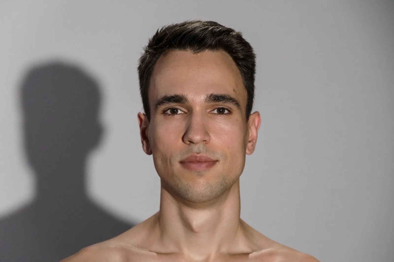 Retrato de estudio de un hombre joven con expresión neutra