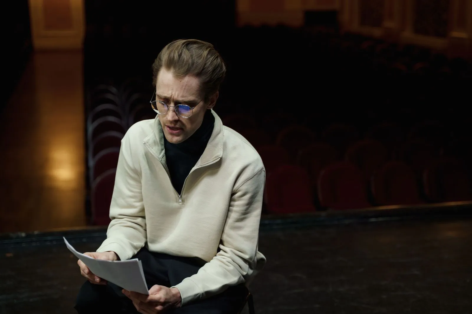 Actor ensayando su texto en un escenario