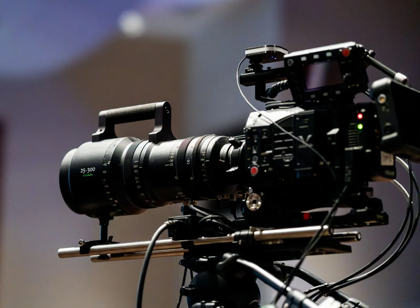 Cámara de cine profesional lista para filmar