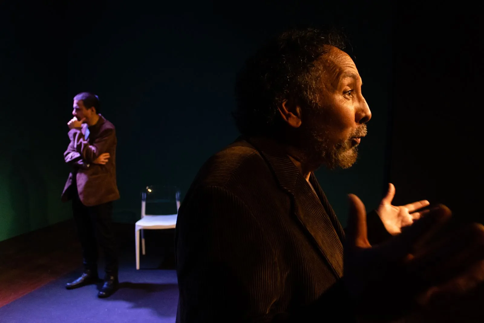 Dos actores en escena en un teatro de Lima